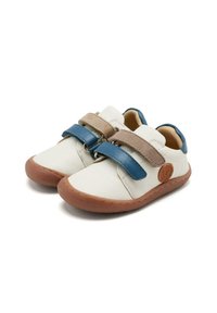 Zapatos de cuero blancos con correas de Velcro azules y marrones, suelas de goma, puntera redonda y detalles del logotipo en relieve en el lateral.