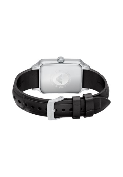 Quadratische Armbanduhr aus Edelstahl mit silbernem Zifferblatt und schwarzem Lederarmband. Verfügt über eine strukturierte Oberfläche und eine Metallschließe mit Logo.