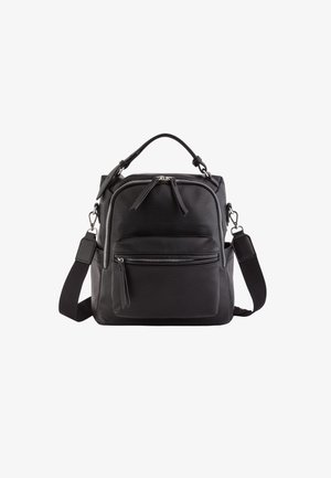 Rucsac negru din piele, cu un design structurat, mâner superior, curea de umăr ajustabilă și buzunar frontal cu fermoar. Suprafață texturată cu detalii din metal argintiu.