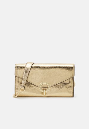 Porte-monnaie métallique doré avec une chaîne, design d'enveloppe, accent en métal circulaire et texture lisse et brillante. Idéal pour les soirées.