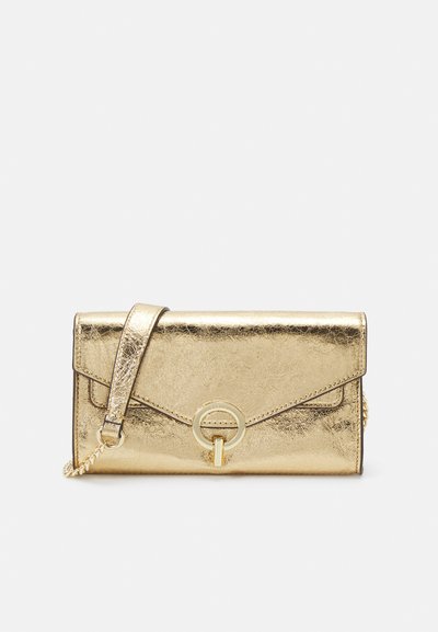 Clutch metálico dorado con correa de cadena, diseño de sobre, acento de hardware circular y textura lisa y brillante. Ideal para uso nocturno.