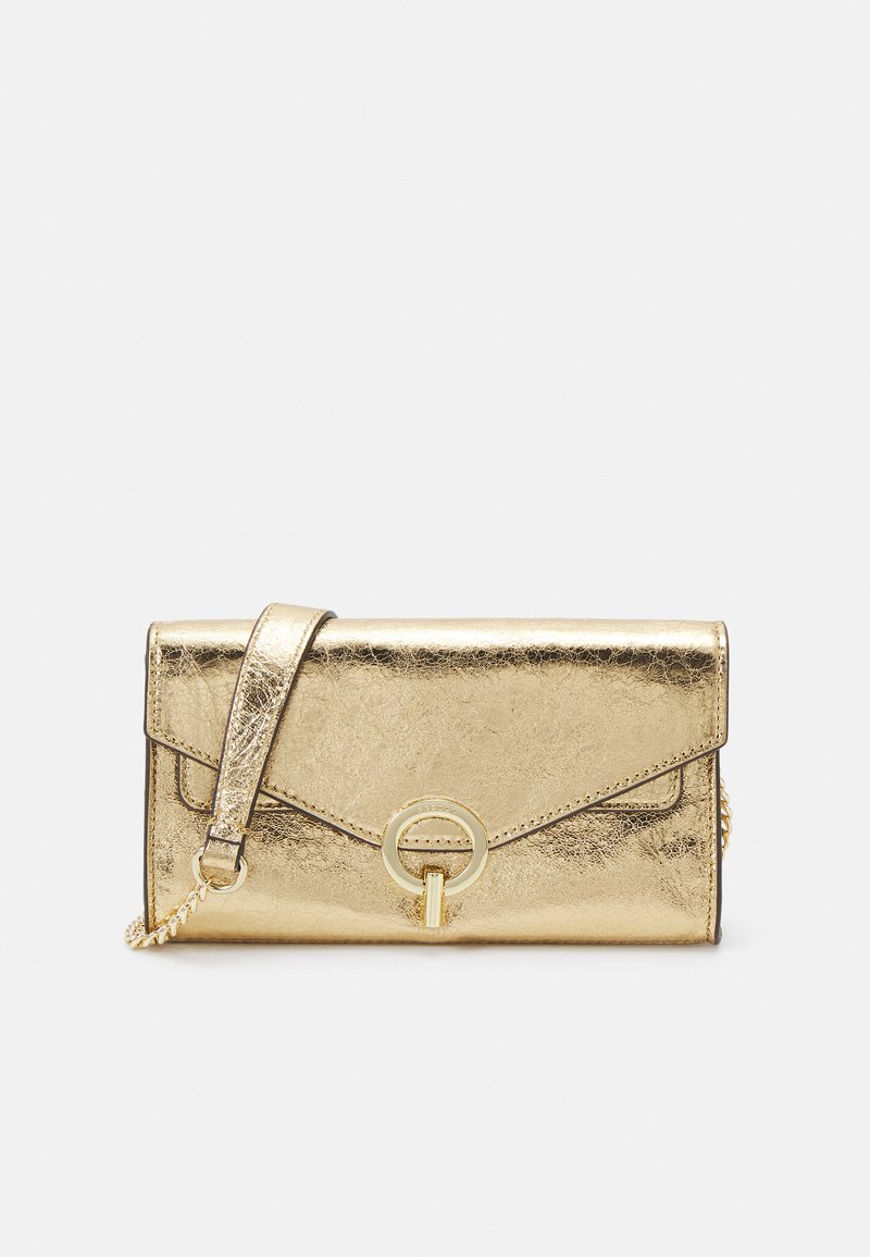 Clutch metallico dorato con tracolla a catena, design a busta, accentato da hardware circolare e texture liscia e lucida. Ideale per l'uso serale.