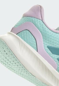 Svetlomodrá sieťovaná teniska s levanduľovými akcentmi, textúrovaným zvrškom, kontrastným dizajnom swooshu a bielou gumovou podrážkou s protišmykovými vzormi.