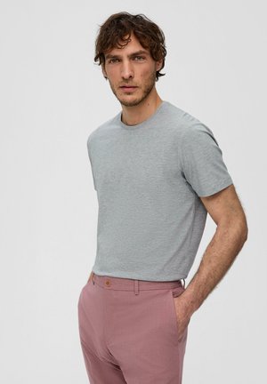 Gray cotton t-shirt with a crew neck and short sleeves, paired with tailored pink trousers featuring a button and pockets.