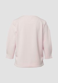 Hellrosa langärmliges Oberteil aus weichem Stoff. Es verfügt über einen runden Halsausschnitt und eine lockere Passform mit einem geschwungenen Saum am unteren Rand.