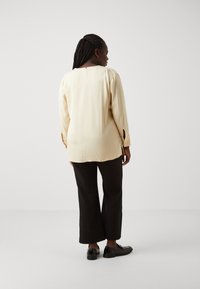 Tommy Hilfiger Curve V NECK - Túnica - country ivory
