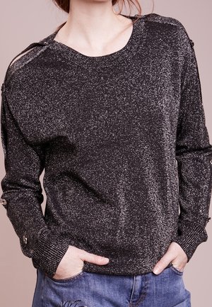 Pull en maille noire avec un éclat métallique, col rond, manches longues et détails de boutons à l'épaule. Texture douce et coupe décontractée.