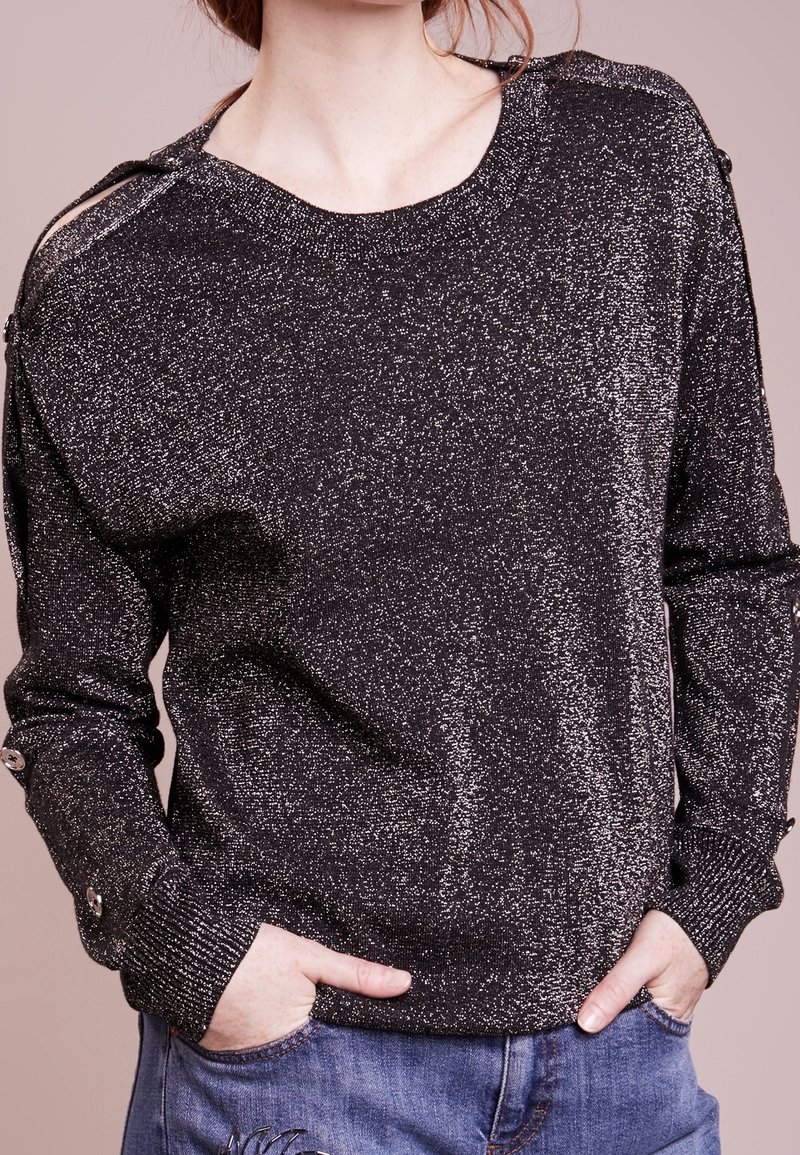 Maglione nero lavorato a maglia con brillantezza metallica, scollatura tonda, maniche lunghe e dettagli con bottoni su spalle. Tessuto morbido e vestibilità rilassata.