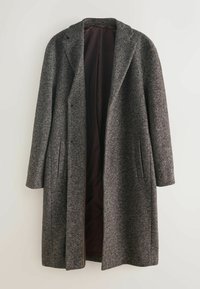 Pelēka houndstooth vilnas mētelis, kas ietver vienrindas dizainu, iegrieztas atloks un sānu kabatas; oderēts ar tumšas burgundijas krāsas audumu.