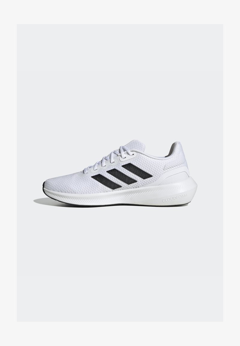Biele športové tenisky s prešitou vrchnou časťou, tromi čiernymi pruhmi na boku, textúrovanou podrážkou a značkou "CLOUDfoam" na päte.