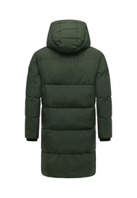 Giacca a vento imbottita verde scuro con cappuccio, con sezioni trapuntate orizzontali, maniche lunghe e polsini neri, realizzata in un materiale liscio e resistente all'acqua.