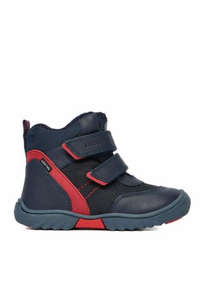 Dziecięce wysokie sneakersy w kolorze granatowym i czerwonym z podwójnymi paskami na rzepy, wytrzymałą podeszwą oraz wodoodporną etykietą WaterTex.