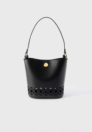 Črna usnjena torbica vedro z enim trakom, zlatim okroglim zaponko in okrasnim vzorcem z izrezom vzdolž spodnje robu.