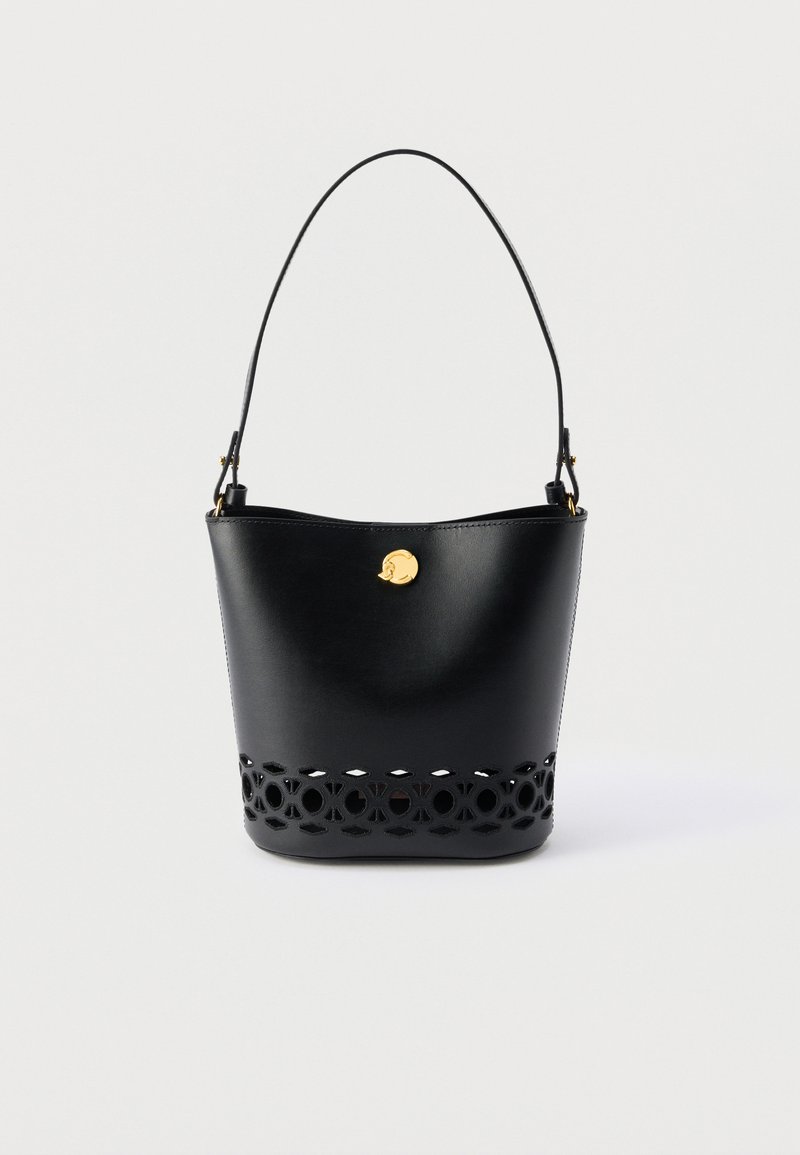 Μαύρη δερμάτινη τσάντα ώμου με έναν ιμάντα, χρυσό κυκλικό κούμπωμα και διακοσμητικό περίγραμμα με σχέδιο κοπής κατά μήκος της κάτω άκρης.