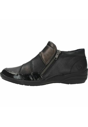 Chaussure noire en cuir à enfiler avec fermeture éclair, présentant un bout en vernis noir texturé et une finition mate lisse. Semelle en caoutchouc profil bas.