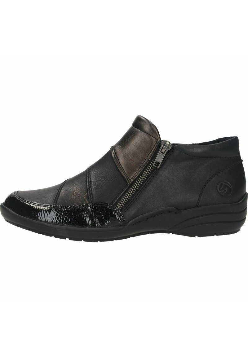 Scarpa nera in pelle senza lacci con chiusura a zip, caratterizzata da una punta in patent nero texturizzato e una finitura opaca liscia. Suola in gomma a profilo basso.