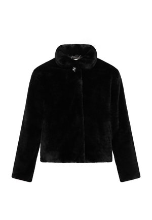 Chaqueta de piel sintética negra con un cuello redondeado, cierre frontal de broches y un acento decorativo de joya en el lado izquierdo. Tejido suave y texturizado.