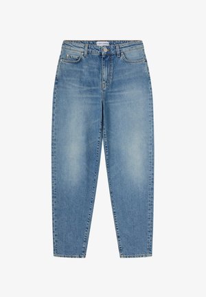 Jeans in denim azzurro chiaro, a vita alta, con taglio dritto, caratterizzati da un design a cinque tasche e chiusura frontale con bottone. Texture sbiadita con cuciture minime.