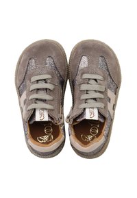 Zapatos de ante gris que cuentan con un acabado brillante, diseño de cordones, cremallera lateral y detalles estampados en la parte superior.