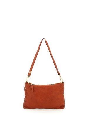 Borsa a tracolla rettangolare in pelle marrone con borchie color oro ai lati, chiusura con cerniera e tracolla regolabile con fibbie metalliche.