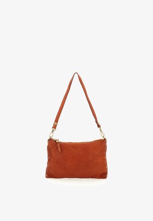 Borsa a tracolla rettangolare in pelle marrone con borchie color oro ai lati, chiusura con cerniera e tracolla regolabile con fibbie metalliche.
