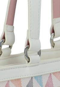 Borsa bianca con fodera rosa, dotata di manici cuciti, accessori in argento e un motivo geometrico in colori pastello sulla parte anteriore.