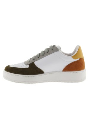 Sneaker a scarpe basse in pelle bianca con accenti in suede verde oliva e marrone. Lacci grigio chiaro e suola in gomma testurizzata.
