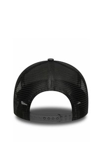 Schwarze Mesh-Cap mit runder Form, verstellbarem grauen Kunststoffriemen und strukturiertem Finish auf dem Rückenpanel.