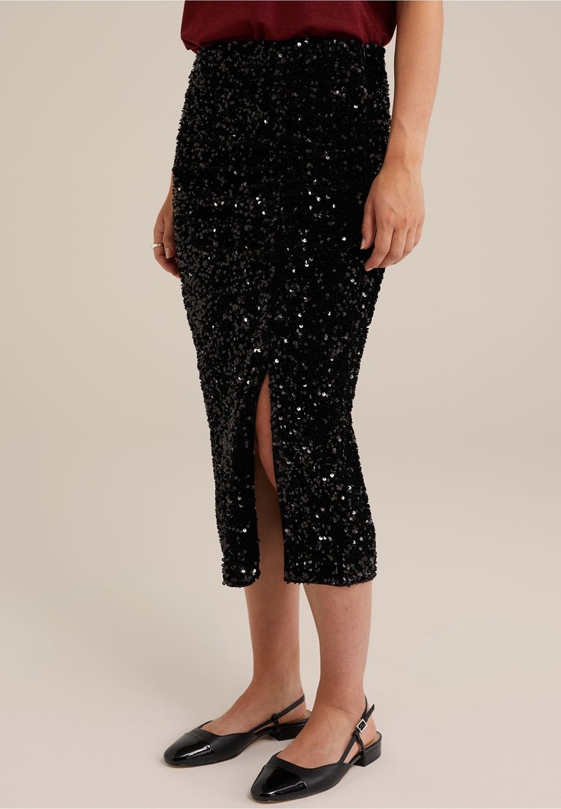 Svart paljettkjol med knälång blyertskjoldesign, med en sidoklyvning och mjuk yta. Matchas med svarta slingback-skor.