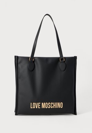 Fekete tote táska sima, fényes anyagból, két kerek fogantyúval. Az alján fényes aranyszínű "LOVE MOSCHINO" logó található.