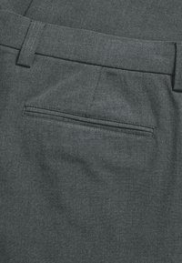 Sivé elegantné nohavice s hladkou textúrou, vybavené jedným zadným vreckom, jemným prešívaním a klasickým dizajnom pása.