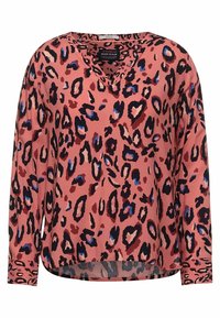 Blouse à manches longues en tissu rose avec un imprimé léopard noir et bleu, décolleté en V et coupe légèrement oversize.