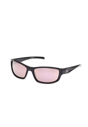 Lunettes de soleil rectangulaires noires avec verres miroir roses et un logo discret sur la branche, sur fond blanc.