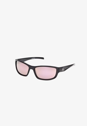 Lunettes de soleil rectangulaires noires avec verres miroir roses et un logo discret sur la branche, sur fond blanc.