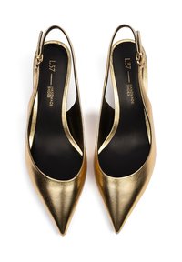 Scarpe slingback metallizzate oro con punta affusolata, tomaia in pelle texturizzata, soletti neri e dettagli con cinturino regolabile.