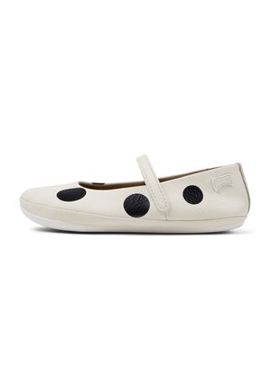 Zapato plano blanco estilo Mary Jane con lunares negros, correa cosida y suela acolchada, diseñado para uso casual.