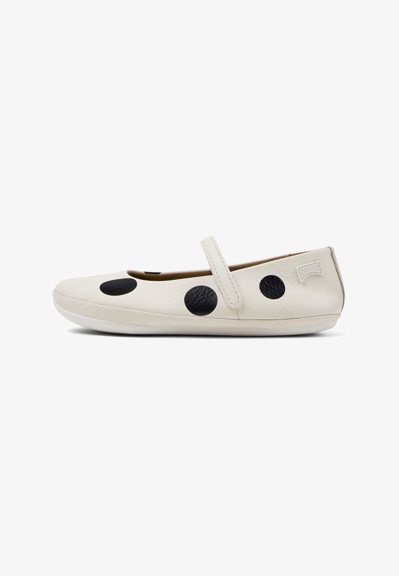 Chaussure Mary Jane plate blanche à pois noirs, avec bride cousue et semelle rembourrée, conçue pour un usage décontracté.
