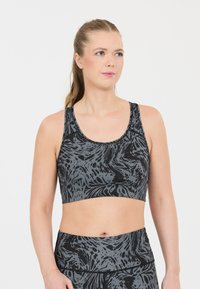 Svart och gråmönstrad sportbh med en åtsittande design, breda band och en slät tygstruktur, lämplig för sportkläder.