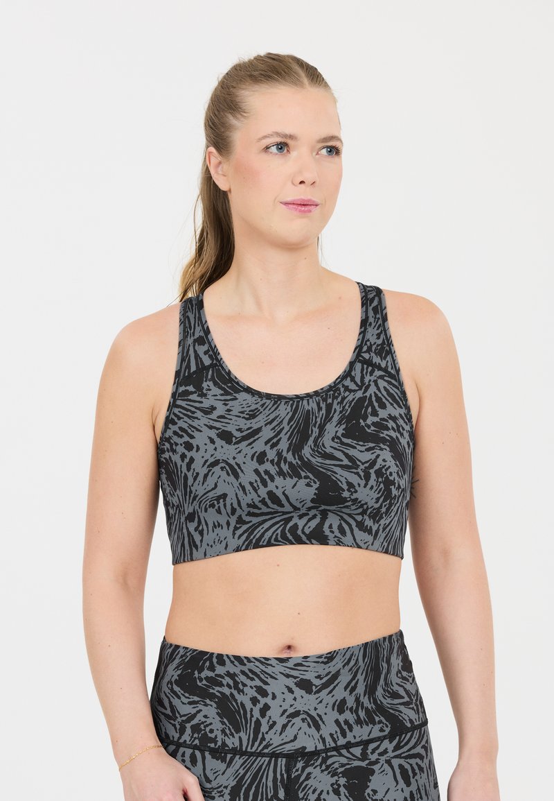 Svart och gråmönstrad sportbh med en åtsittande design, breda band och en slät tygstruktur, lämplig för sportkläder.