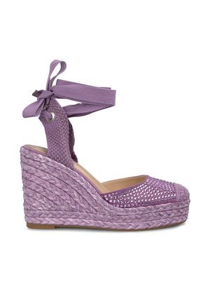 Paarse gevlochten espadrille wedge sandaal met een stoffe bovenkant, enkelbandjes en versierd met kleine strass steentjes op de teenzone.