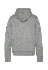Szara dzianinowa bluza z kapturem o prążkowanej fakturze, z kapturem ze ściągaczem oraz prążkowanymi mankietami i dołem. Brak widocznych logo lub dodatkowych detali z tyłu.