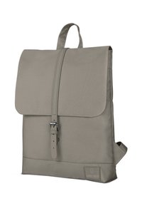 Grå ryggsäck med en klaff överst, justerbar rem och frambälte. Tillverkad av texturerat tyg med ett logomärke på basen.