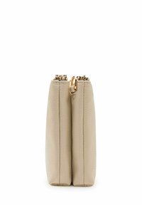 Portafoglio in pelle beige con una finitura testurizzata, dotato di una cerniera dorata e un accento in metallo circolare sulla parte superiore. Forma compatta e rettangolare.