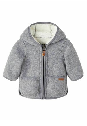 Chaqueta de forro polar gris con capucha, cierre de cremallera y dos bolsillos frontales. Interior forrado con tela suave, con detalles en gris y una etiqueta beige.