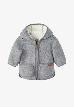 Giacca in pile grigia con cappuccio, chiusura con zip e due tasche frontali. Interno foderato con tessuto morbido, con dettagli grigi e etichetta color sabbia.