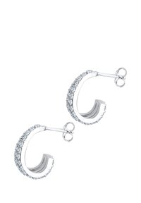 Sølvøreringe i hoop-stil har et buet design prydet med små lyseblå krystaller langs den ydre kant, sikret med en hængslet lukning.