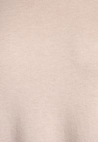 Svetlo bež rebrast material, rahlo raztegljiv in gladke teksture, z drobnimi navpičnimi črtami, brez vidnih vzorcev ali poudarkov.