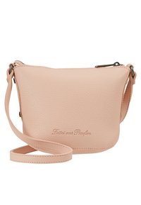 Růžová kožená kabelka přes rameno s texturovaným povrchem, zipem na zavírání a nastavitelným popruhem. Přední strana zdobená raženým logem.