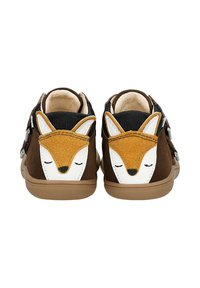 Braune Kinderschuhe mit einem Fuchsdesign, ausgestattet mit einem Wildledergesicht in Orange und Weiß, schwarzen Stoffakzenten und zwei verstellbaren Riemen.