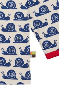 Baumwolloberteil mit einem cremefarbenen Hintergrund und wiederholten blauen Schneckenmustern. Kurze Ärmel mit roten Akzenten und einem bunten Etikett an der Seite.